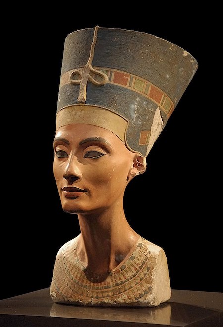 Мастерская Тутмоса Бюст Нефертити ок. 1351—1334 до н. э.. около 1350 до н. э. Известняк.