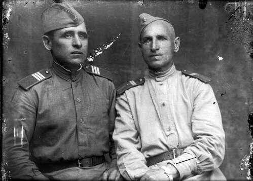 Сержант (слева) и младший сержант (справа) советской армии во времени ВОВ