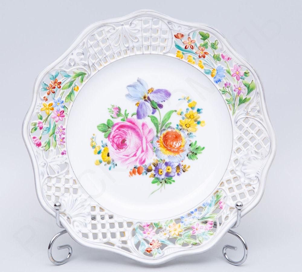 Тарелка с прорезным ажурным бортом и изображением букета цветов. Дрезден.