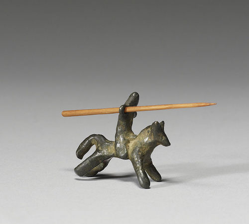 Игрушечный конный рыцарь. Средневековая Европа, 13-14 век, бронза. 