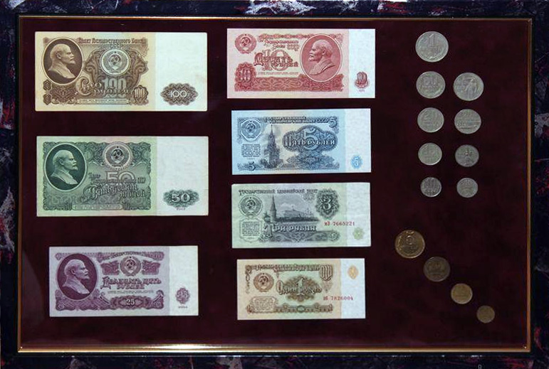 Стенд с банкнотами и монетами СССР 1961-1991 гг.