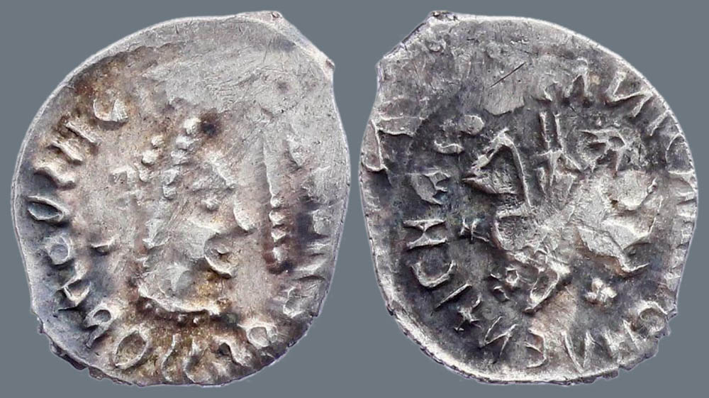 Монета Василия II Тёмного. На лицевой стороне уже появляется портрет князя, на обороте – привычный и сегодня всадник с копьём. 