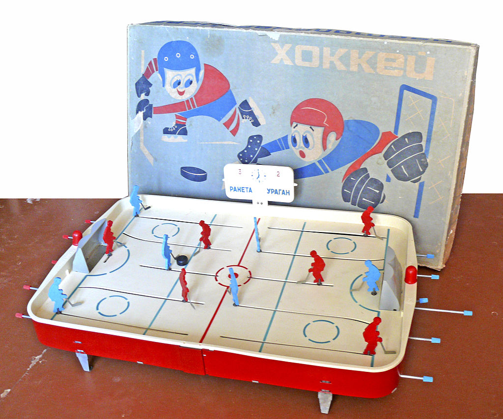 Настольный хоккей "Луч" советского производства с электрической системой фиксации забитого гола