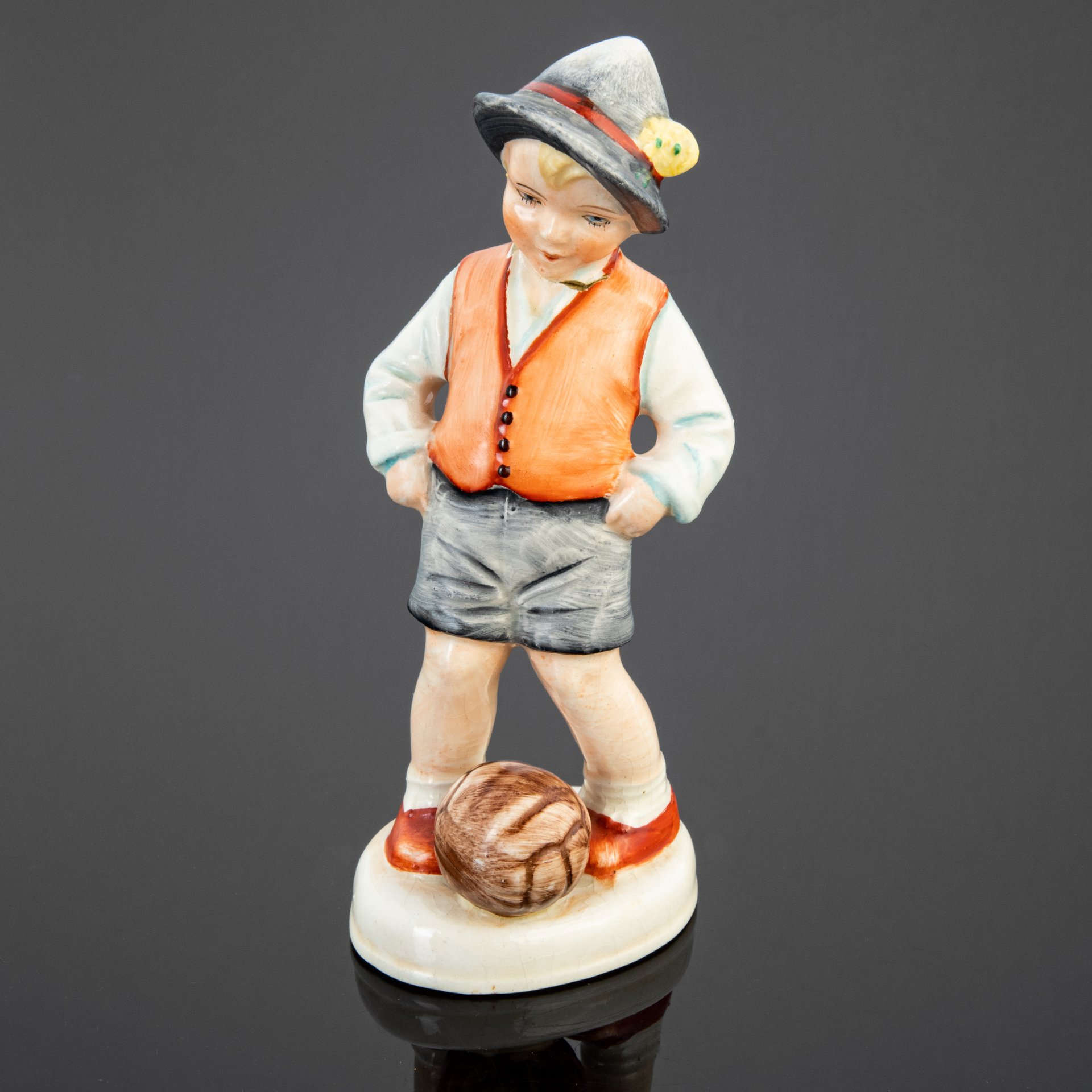 Статуэтка "Мальчик с мячом" (Футболист), фаянс, роспись, Sitzendorfer Porzellanmanufaktur, Германия, 1920-1950 гг.