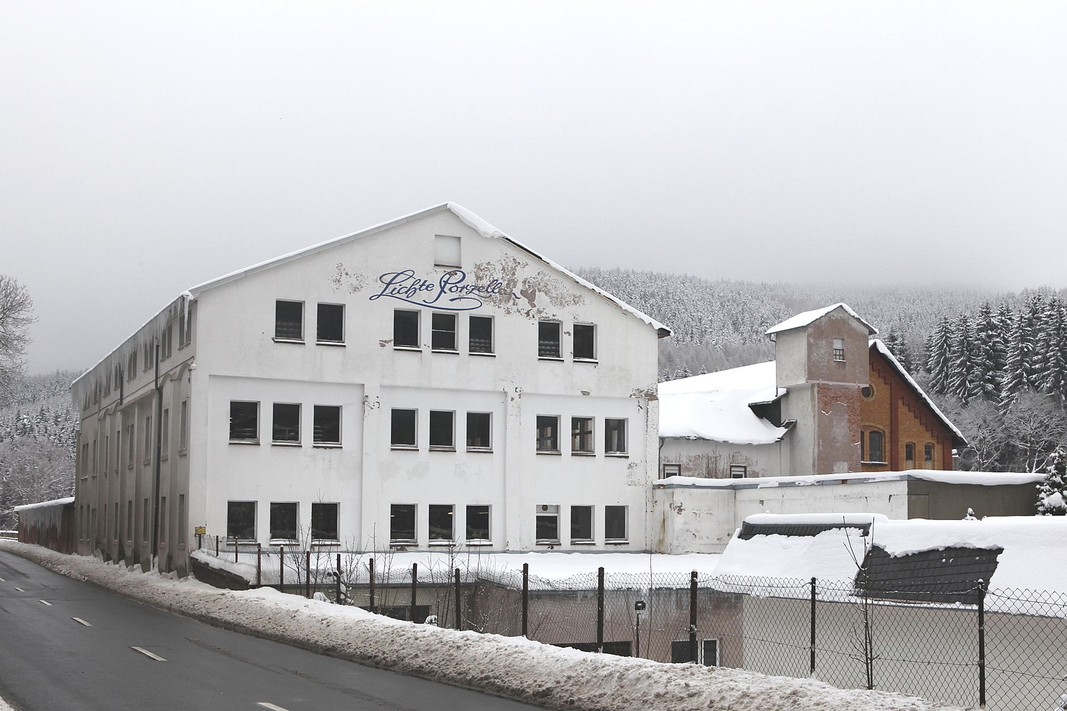 Главное здание фабрики. Февраль 2013 года. 