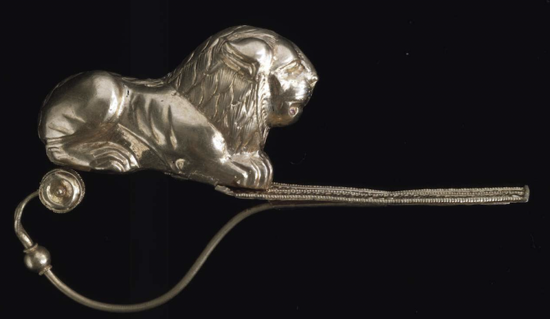 Золотая фибула с лежащим львом, Этруски