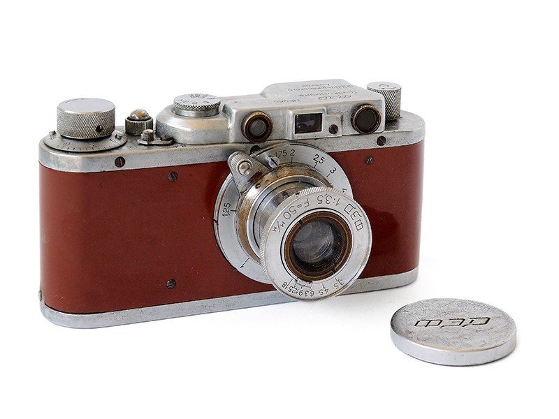 Коричневая отделка корпуса первых моделей фотоаппарата «ФЭД»