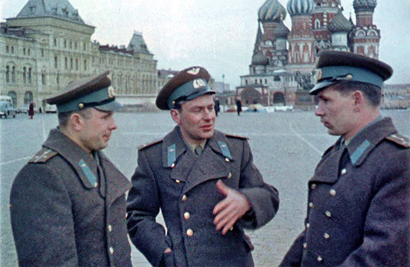 Гагарин, Титов и Нелюбов на Красной площади