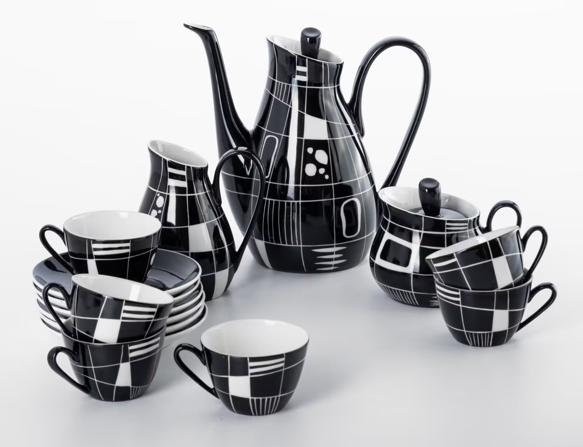Сервиз кофейный с абстрактно-геометрическим декором в чёрно-белой гамме на 6 персон 1960-1990